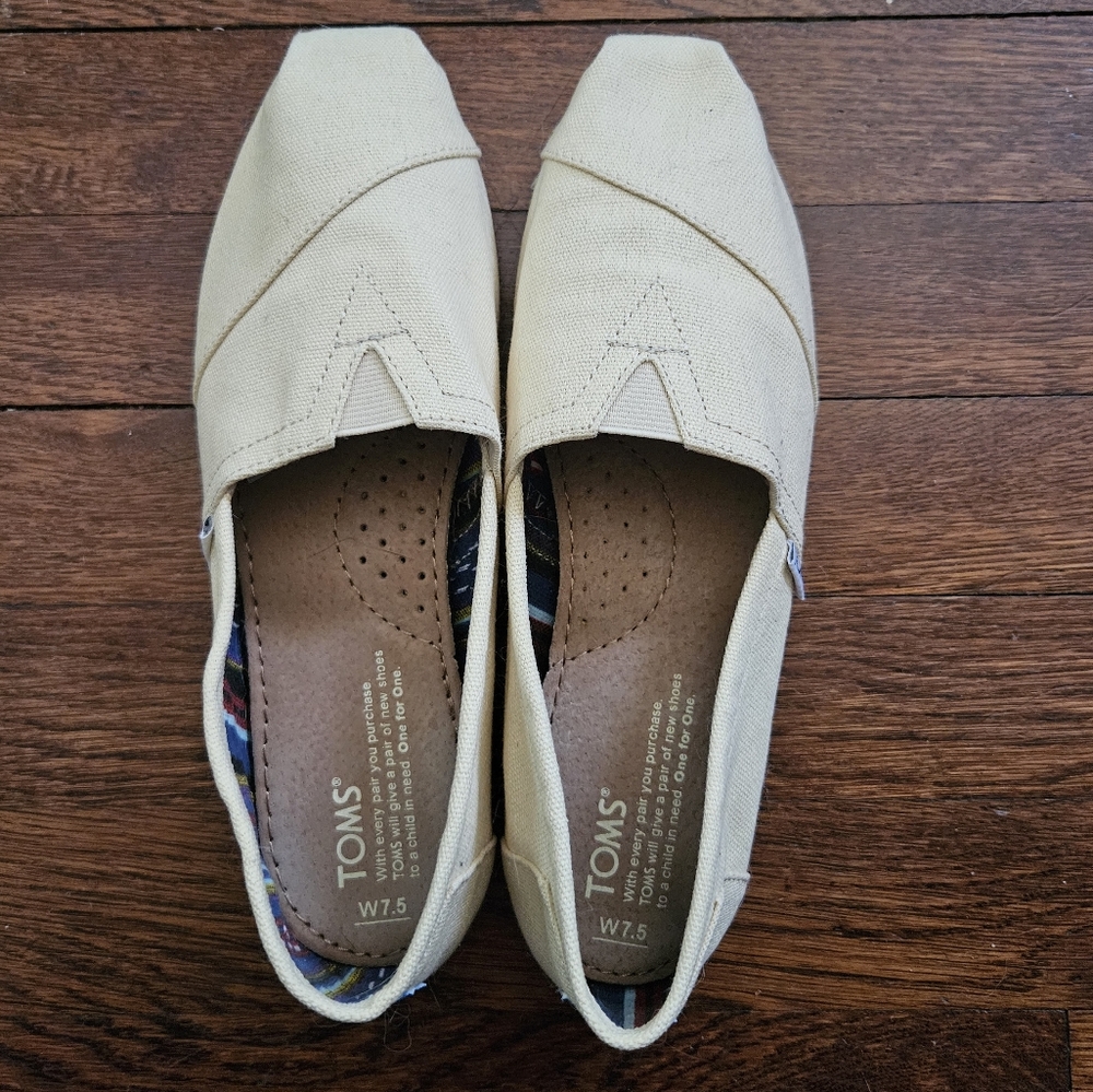 TOMS NWT